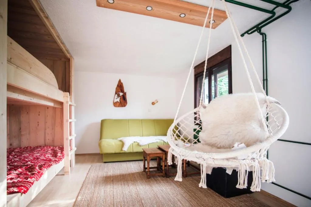 Svetel dnevni prostor apartmaja